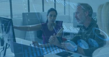 Dijital grafiklerle veri analizi, ofiste işbirliği yapan iş adamları. Analizler, takım çalışması, işbirliği, strateji, şirket, teknoloji