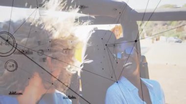 Arabada, veri işleme animasyonuyla gülen iki kişi. Teknoloji, yenilik, dijital, bağlantı, iletişim, mutluluk