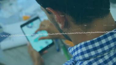 Tablet kullanılarak, adam veri işleme animasyon ekranda örtüşür. Teknoloji, dijital, yenilik, analiz, dokunmatik ekran, yazılım