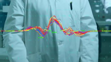 Laboratuvarda, silah animasyonunu kaplayan renkli veri grafiğini analiz eden bir bilim adamı var. Araştırma, laboratuvar, yenilik, analiz, teknoloji, bilim