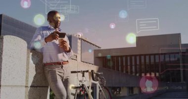 Duvara yaslanmış, akıllı telefonu ve kahvesi olan bir adam, dijital ikonların animasyonu. Teknoloji, yaşam tarzı, iletişim, modern, bağlantı, iş adamı