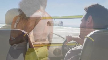 Arka planda plaj animasyonu olan üstü açık, gülümseyen bir çift. Seyahat, tatil, yolculuk, macera, mutluluk, okyanus