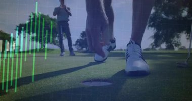Golfçü finansal veri işleme animasyon örtüsü ile vurmaya hazırlanıyor. finans, teknoloji, odaklanma