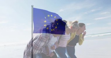 Sahilde gülüşmeler, Avrupa Birliği bayrağının animasyonu eşliğinde çeşitli arkadaşlar. çeşitlilik, yaz, birlik, uyum, seyahat, macera