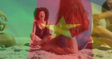 Kumsalda dinlenen, Kamerun bayrak animasyonu yapan bir grup arkadaş. Tatil, seyahat, arkadaşlık, rahatlık, rahatlama, vatanseverlik.