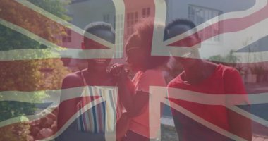 Sendika bayrağı taşıyor, aile açık havada gülümsüyor animasyon örtüsüyle. Vatanseverlik, birlik, kutlama, mutluluk, birliktelik, gelenek