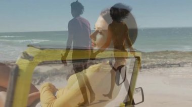 Sandalyede dinlenmek, kadın okyanus manzarasının önünden geçen kişinin animasyonunu izlemek. Rahatlama, rahatlama, teknoloji, dijital, ekran, eğlence