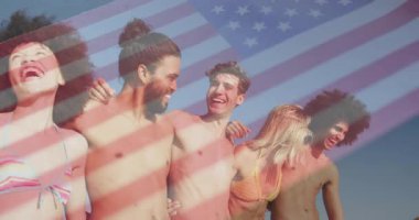 Mayo giyen arkadaşlar çizgili ışık deseni altında gülerek animasyon efekti yaratıyorlar. Tatil, yaz tatili, havuz kenarı, boş zaman, arkadaşlık, güneşlenme.