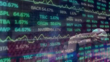 Finansal eğilimlerin analiz edilmesi, hisse senedi verilerinin animasyonla örtüşmesi. Finans, yatırım, analitik, teknoloji, büyüme, ekonomi