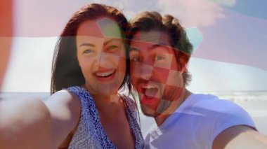 Sahilde, renkli şekillerin oluşturduğu animasyonlarla selfie çeken çift. Tatil, seyahat, eğlence, coşku, teknoloji, yaşam tarzı