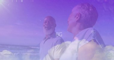 Sahildeki yaşlı çift 6G teknolojisiyle animasyon örtüsü kullanıyor. yenilik, bağlantı, yaşlılar, dijital, iletişim, gelecek