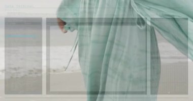 Plajda, bilgisayar kodlarıyla gülen bir kadın animasyonla örtüşüyor. Teknoloji, yaz, mutluluk, kodlama, dijital, rıhtım