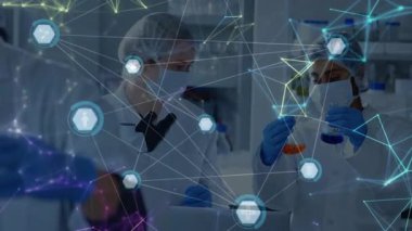 Laboratuvarda, animasyon ve ağ bağlantılarıyla çalışan bilim adamları verileri analiz ediyorlar. Araştırma, teknoloji, yenilik, analiz, laboratuvar, deney