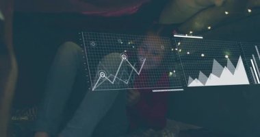 Loş ışıkta oturan kişinin grafikleri ve çizelgesi. Analizler, veriler, istatistikler, dijital, analiz, loş ışıklandırma