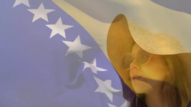 Güneş şapkası ve güneş gözlüğü takan, Bosna-Hersek bayrağı animasyonlu bir kadın. Seyahat, vatanseverlik, tatil, yaz, kültür, turizm
