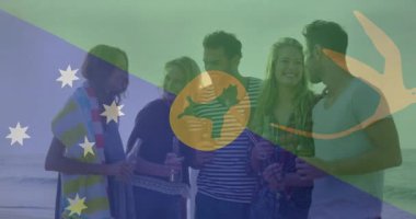 Renkli bayrak eşliğinde plajın keyfini çıkaran bir grup arkadaş. Arkadaşlık, tatil, yaz, eğlence, macera, eğlence