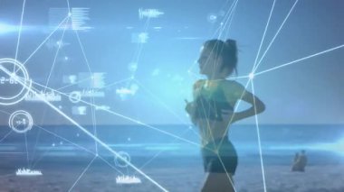 Sahilde koşan, dijital veri ağı animasyonlarıyla çevrili bir kadın. Egzersiz, fitness, teknoloji, gelecek, analitik, çalışma