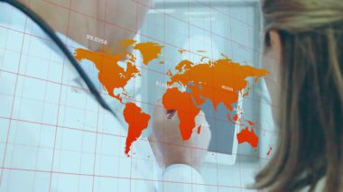 Hastanede, tıp uzmanları dünya haritası ve veri animasyonu olan tablet kullanıyorlar. Sağlık, teknoloji, yenilik, analiz, tanı, araştırma