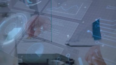 Fütürist animasyonlarla etkileşim, dijital grafik ve verileri gösteren eller. Teknoloji, yenilik, analitik, arayüz, görselleştirme, sanal gerçeklik