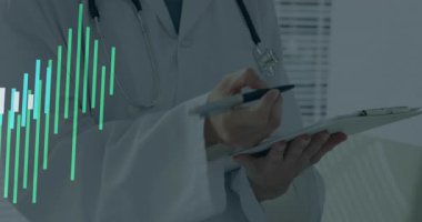 Doktor, ses dalgası animasyonu ile tablet üzerindeki verileri analiz ediyor. Sağlık, teknoloji, tıbbi, yenilik, dijital, tanı