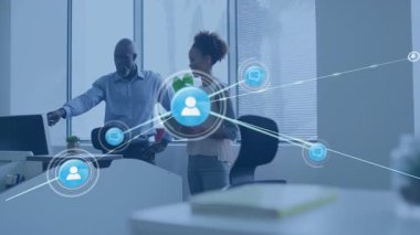 Ofiste, çeşitli iş adamları etraflarında veri işleme animasyonları ile iletişim kuruyor. technology, collaboration, diversity, innovation, corporate, team