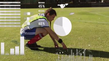 Veri analizleriyle sahada çömelmiş futbolcu animasyonu örtüyor. Futbol, atlet, spor teknolojisi, izleme, performans, izleme