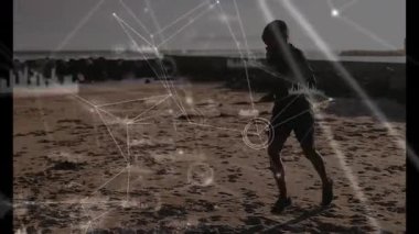 Plajda veri ağı animasyonu ile koşan kişinin silueti. Teknoloji, dijital, bağlantı, fütüristik, egzersiz, açık hava