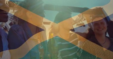 İçkilerle kutluyoruz, insanlar Jamaika bayrağının renklerini ve desenlerini örtüyor. Parti, kutlama, sosyal, toplanma, kültür, Karayipler