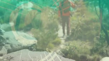 Doğa yürüyüşü, yürüyüşçü dijital veri örtüsünün animasyonunu izliyor. Açık hava, macera, keşif, teknoloji, artırılmış gerçeklik, yürüyüş