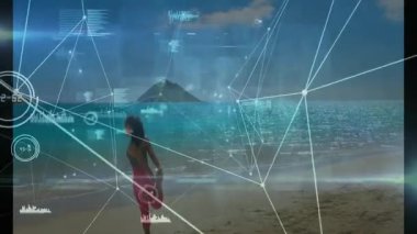 Sahilde uzanan, dijital veri ve ağ bağlantıları olan bir kadın. Teknoloji, yenilik, fitness, egzersiz, sağlık, fütüristik