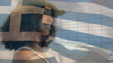 Şapkalı, arka planda Yunan bayrağı ve plajı olan bir kadın. Seyahat, tatil, yaz, vatanseverlik, sahil, mutluluk