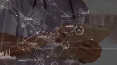 Veri analiz ediliyor, doktor dijital ağı animasyon ve grafiklerle kaplıyor. Sağlık, teknoloji, yenilik, analitik, sanal, araştırma