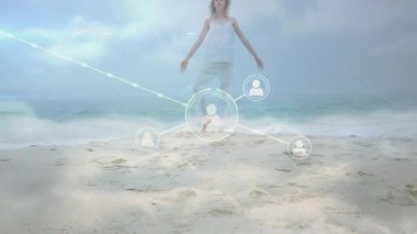 Plajda yoga yapan bir kadın ağ bağlantıları ile animasyon örtüşüyor. Meditasyon, fitness, teknoloji, dijital, sağlık, bağlantı