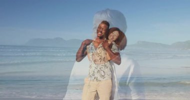 Sahilde kucaklaşan, canlandırma geçmişi olan sakin, yaşlı bir kadınla bir çift. Romantik, deniz manzarası, şefkat, arkadaşlık, rahatlama.