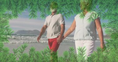 Kumsalda yürüyüş, arka plandaki okyanus dalgalarının tadını çıkaran bir çift. Deniz kenarı, tatil, kıyı şeridi, romantizm, rahatlama, huzur