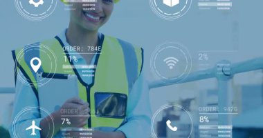 Okulda, dijital düzen takibi yapan güvenlik donanımı takan bir işçinin animasyonu. Üretim, lojistik, teknoloji, ekipman, süreç, üretim