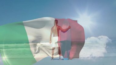 Sahilde sörf tahtası var, arka planda İtalyan bayrağı animasyonu var. Sörf, okyanus, yaz, macera, özgürlük, seyahat