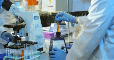 Laboratuvarda, bilim adamları test tüplerini ve mikroskobu animasyon veri örtüsüyle analiz ediyorlar. Bilim, araştırma, laboratuvar, biyoteknoloji, yenilik, kimya