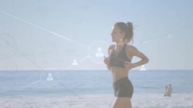 Plajda koşan, sosyal medya ikonlarının animasyonunu yapan bir kadın. Fitness, teknoloji, açık hava, egzersiz, yaşam tarzı, iletişim