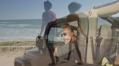 Arabanın camına yaslanmak, sahilde yürüyen insanları izlemek. Kıyı, seyahat, rahatlama, tefekkür, doğa, huzur