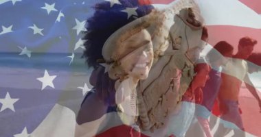 Kumsalda, beyzbol eldiveniyle gülümseyen çift, Amerikan bayrağı animasyonu. Tatil, yaz, tatil, romantizm, spor, vatanseverlik