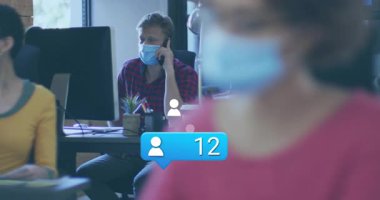 Sosyal medya bilgilendirme animasyon örtüşen maskeler takanlar. İş, teknoloji, iletişim, takım çalışması, işbirliği, uyarı