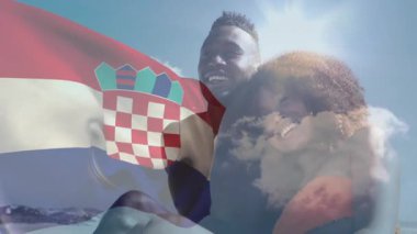 Sahilde, Hırvat bayrağı animasyonu ve parlak güneşli gülümseyen bir çift. Tatil, seyahat, yaz, turizm, kıyı şeridi, dinlenme