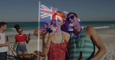 Sahilde içki içmek, Avustralya bayrağı animasyonuyla kutlama yapmak. Kutlama, sosyal toplantı, yaz, festival, açık hava, ulusal bayrak