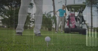 Okulda, golfçü veri grafiğinin animasyonuyla sahneyi kaplamaya hazırlanıyor. spor, veri analizi, teknoloji, istatistik, görselleştirme, rekabet