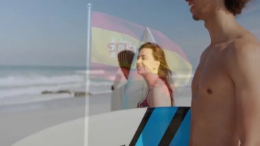 Sahilde yürürken, arka planda İspanyol bayrağı sallayan gençler. Kutlama, tatil, seyahat, arkadaşlar, günbatımı, yaz