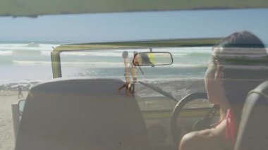 Arabada selfie çeken, sahili ve okyanusu canlandıran bir kadın. Seyahat, macera, tatil, teknoloji, yaşam tarzı, yaratıcılık
