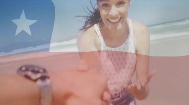 Şili bayrağını tutan, kumsalda el uzatılmış gülümseyen bir kadın, animasyon örtüsü. Yaz, neşe, vatanseverlik, kutlama, kıyı şeridi, manzara