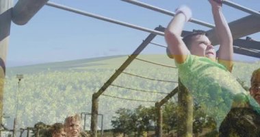 Parmaklıklarda oynamak, manzaralı ağaçların ve tarlaların animasyonunu yapan çocuk. Oyun alanı, aktivite, çocukluk, macera, hayal gücü, açık hava