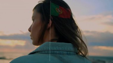 Gün batımında okyanusa bakan, animasyondaki rüzgarlı saçlı kadın. Huzur, sükunet, tefekkür, esinti, doğa, rahatlama.